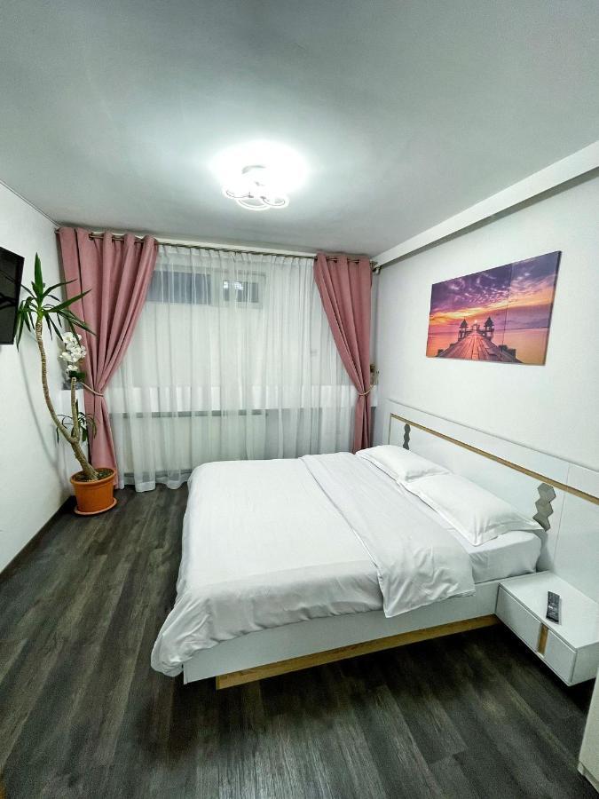 3 Rooms Cinema Garden Parking House Bucharest Exterior photo